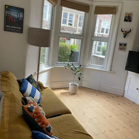 Beautifully Renovated 5 Bedroom House With Garden Ferienhaus
