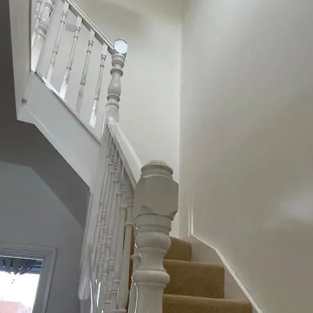 Beautifully Renovated 5 Bedroom House With Garden