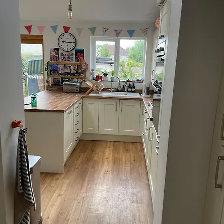 Beautifully Renovated 5 Bedroom House With Garden *