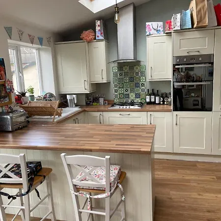 Beautifully Renovated 5 Bedroom House With Garden * Bristol