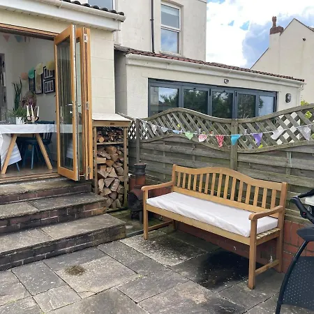 Beautifully Renovated 5 Bedroom House With Garden *
