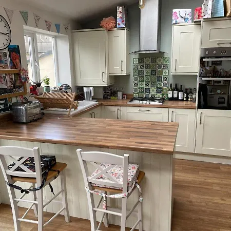 Beautifully Renovated 5 Bedroom House With Garden Ferienhaus