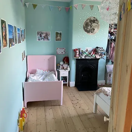 Beautifully Renovated 5 Bedroom House With Garden *