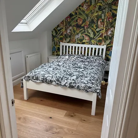 Beautifully Renovated 5 Bedroom House With Garden *