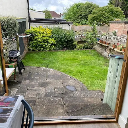 Beautifully Renovated 5 Bedroom House With Garden