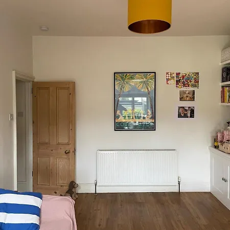 Ferienhaus Beautifully Renovated 5 Bedroom House With Garden