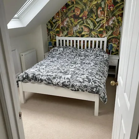Ferienhaus Beautifully Renovated 5 Bedroom House With Garden *