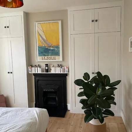 Ferienhaus Beautifully Renovated 5 Bedroom House With Garden Bristol