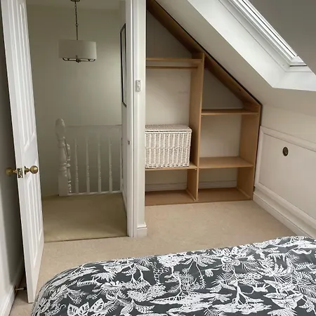 Beautifully Renovated 5 Bedroom House With Garden * Bristol
