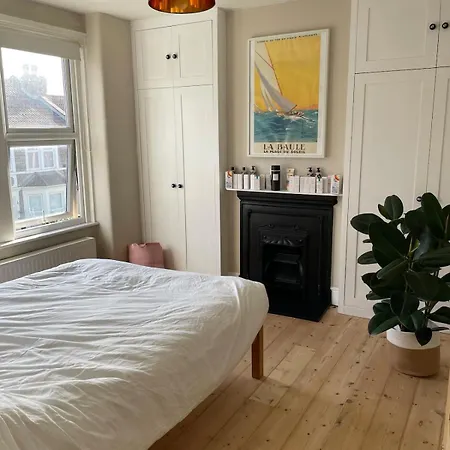 Beautifully Renovated 5 Bedroom House With Garden *