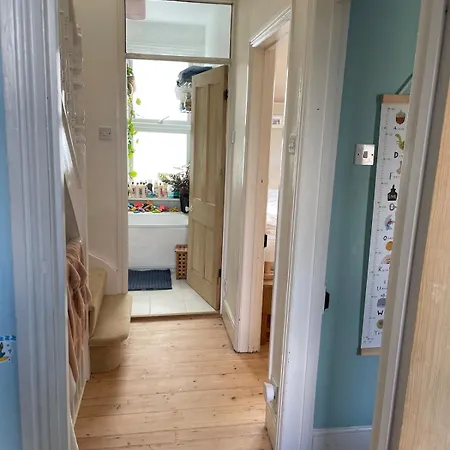 Beautifully Renovated 5 Bedroom House With Garden Бристоль