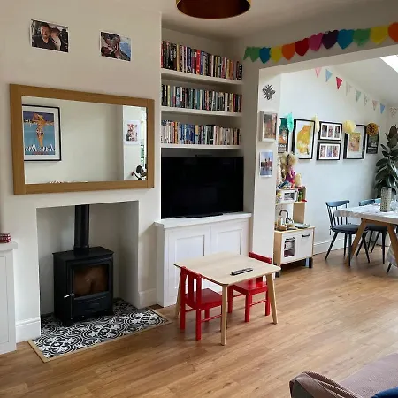 Ferienhaus Beautifully Renovated 5 Bedroom House With Garden