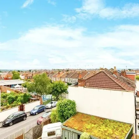 Beautifully Renovated 5 Bedroom House With Garden *