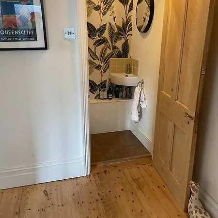 Beautifully Renovated 5 Bedroom House With Garden