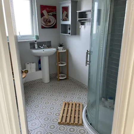 Ferienhaus Beautifully Renovated 5 Bedroom House With Garden *