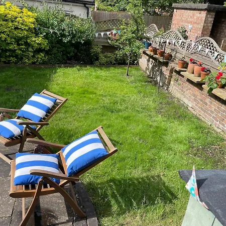 Beautifully Renovated 5 Bedroom House With Garden Ferienhaus