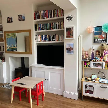Beautifully Renovated 5 Bedroom House With Garden Bristol