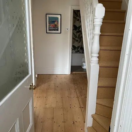 Beautifully Renovated 5 Bedroom House With Garden Ferienhaus
