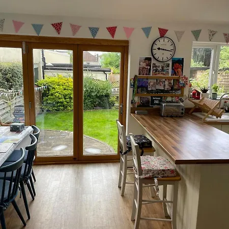 Beautifully Renovated 5 Bedroom House With Garden *