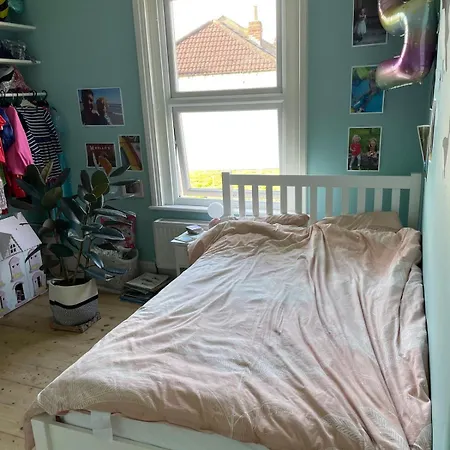 Beautifully Renovated 5 Bedroom House With Garden * Bristol