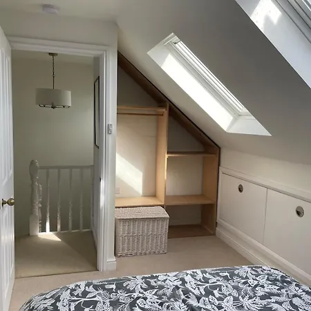 Beautifully Renovated 5 Bedroom House With Garden * Бристоль