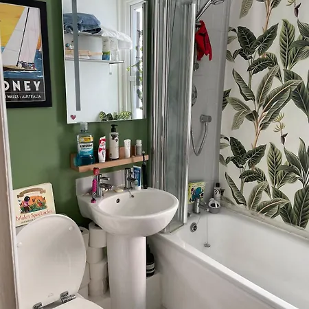 Beautifully Renovated 5 Bedroom House With Garden Ferienhaus *