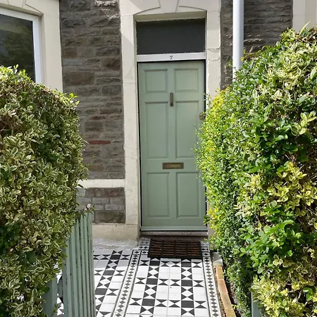 Beautifully Renovated 5 Bedroom House With Garden Ferienhaus *
