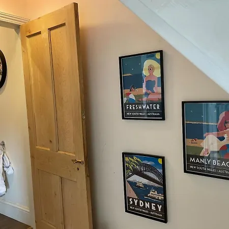 Beautifully Renovated 5 Bedroom House With Garden Ferienhaus