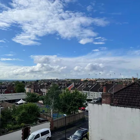 Ferienhaus Beautifully Renovated 5 Bedroom House With Garden *