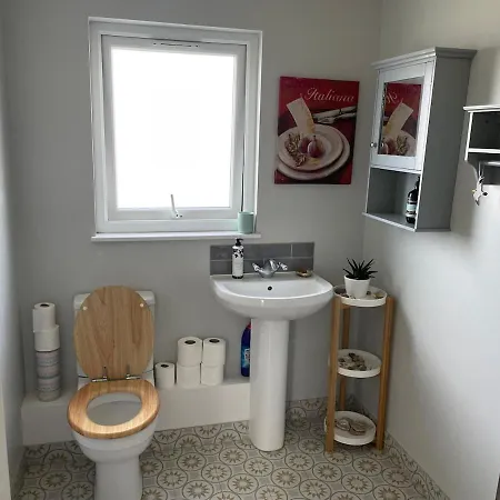 Beautifully Renovated 5 Bedroom House With Garden Ferienhaus *