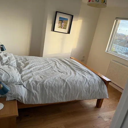 Beautifully Renovated 5 Bedroom House With Garden *